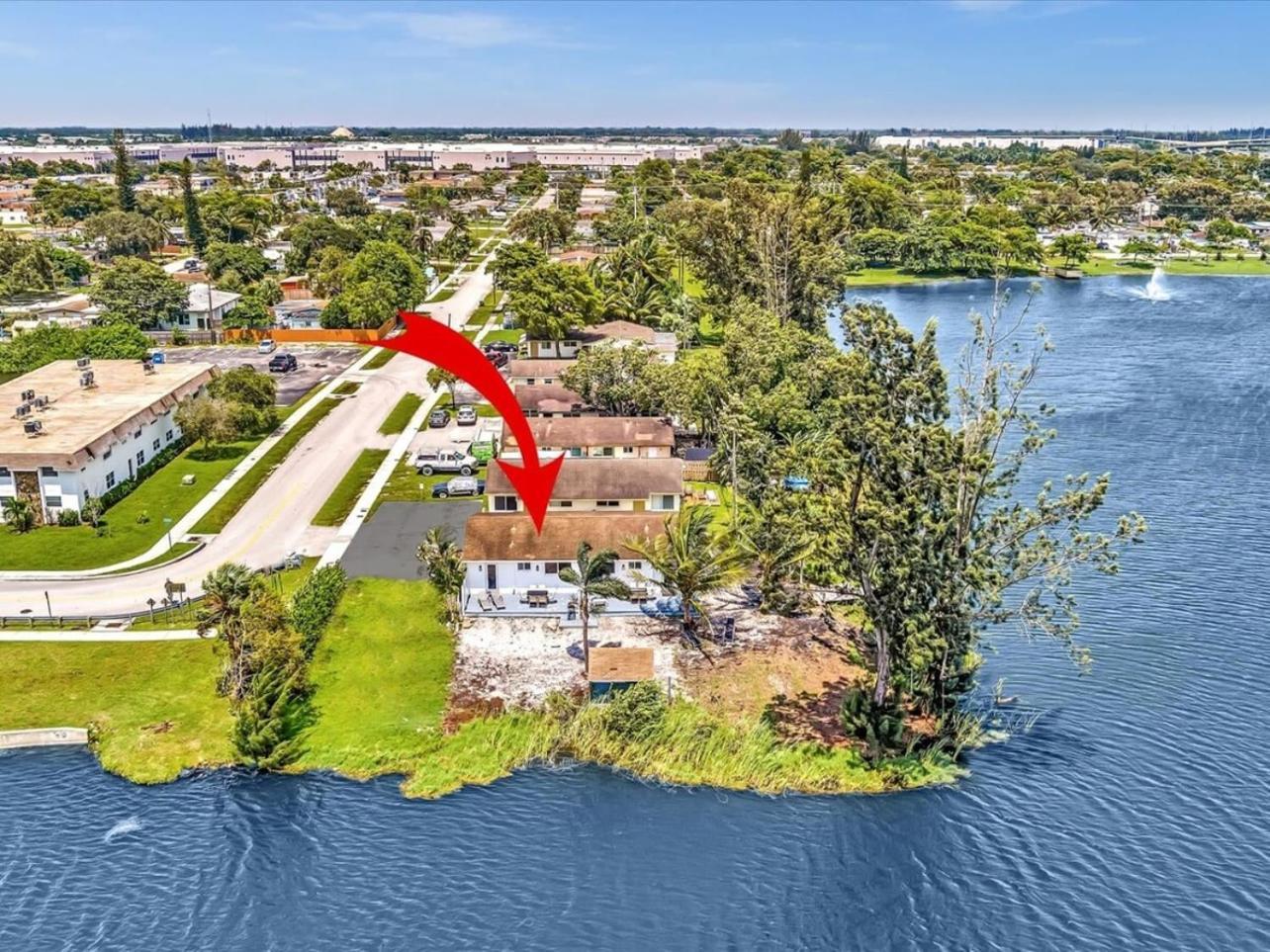 Charming 2br Lakefront In Near Holiday home Davie