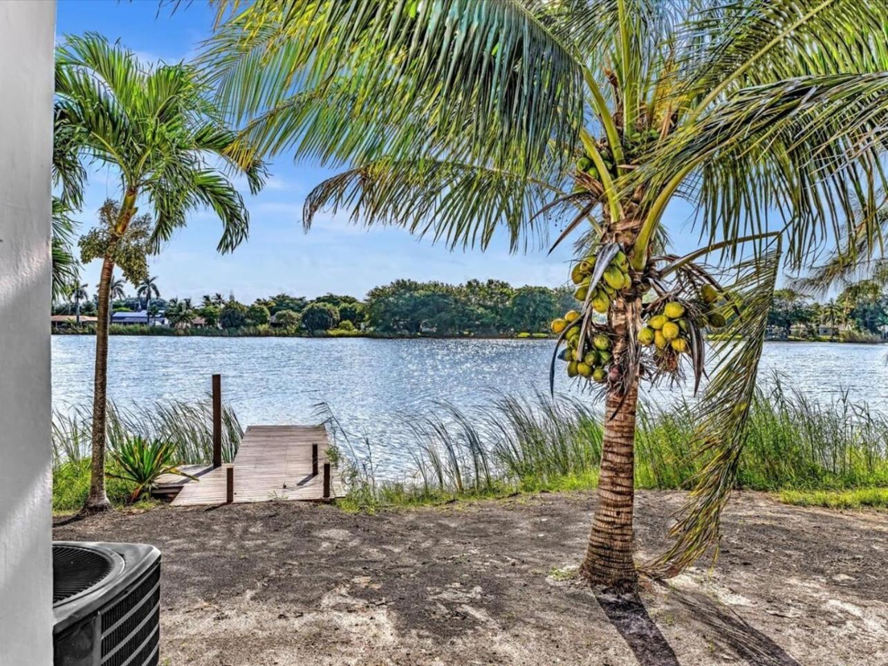 Charming 2br Lakefront In Near Holiday home Davie
