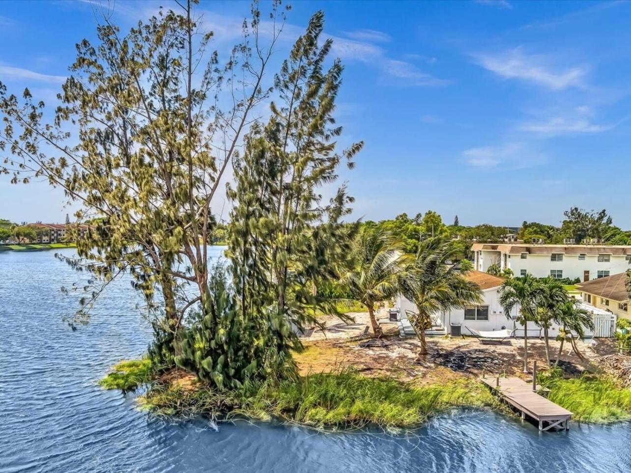 Charming 2br Lakefront In Near Holiday home Davie
