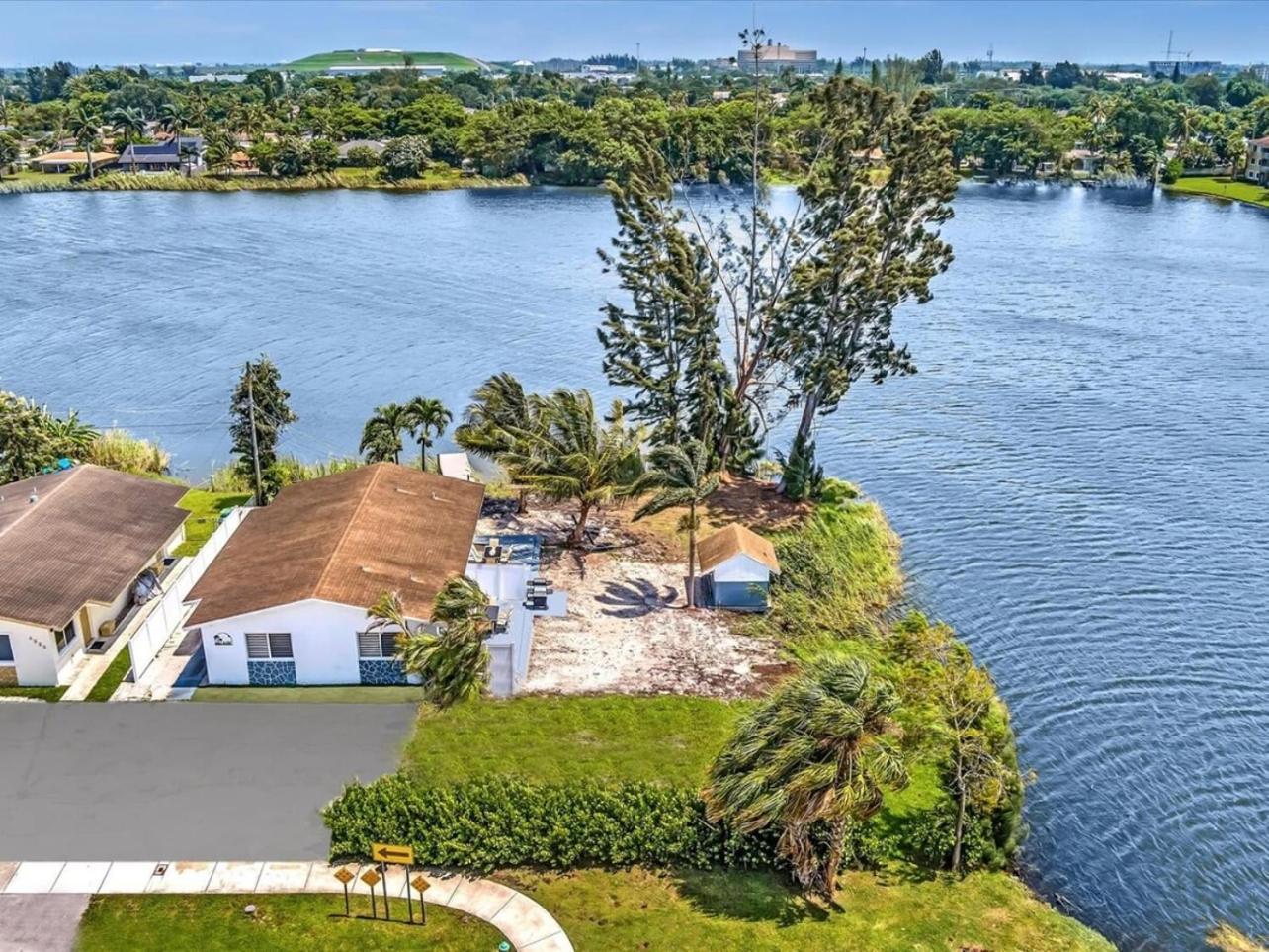 Holiday home Charming 2br Lakefront In Near Davie