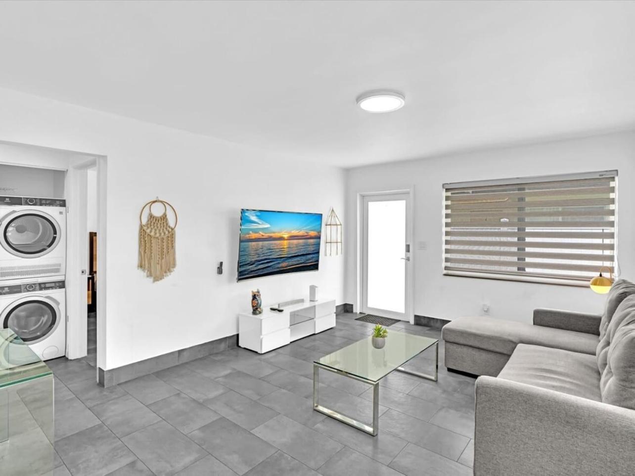 Charming 2br Lakefront In Near Holiday home Davie