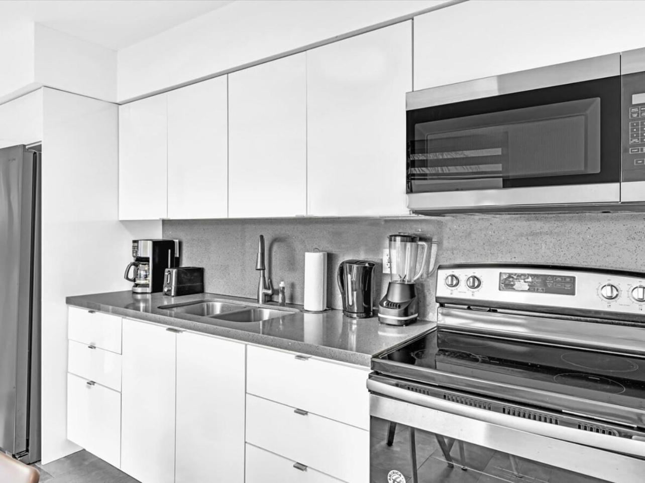 Charming 2br Lakefront In Near Holiday home Davie