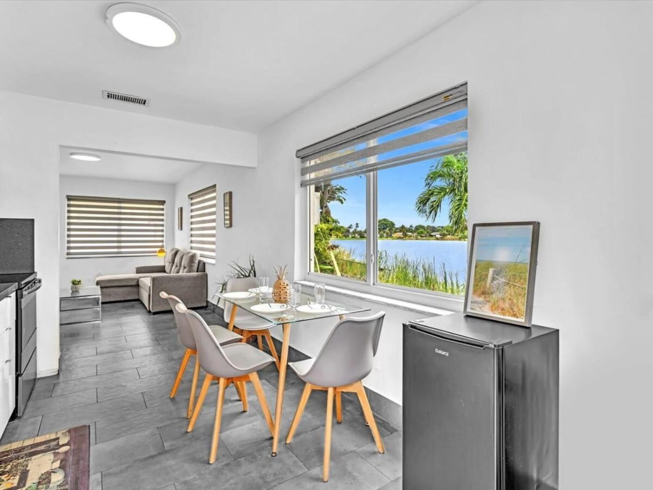 Charming 2br Lakefront In Near Holiday home Davie