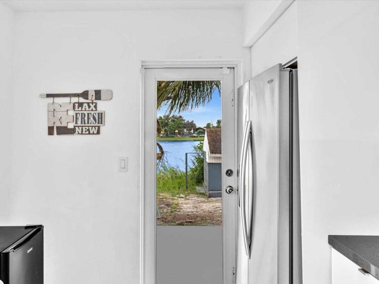 Charming 2br Lakefront In Near Holiday home *