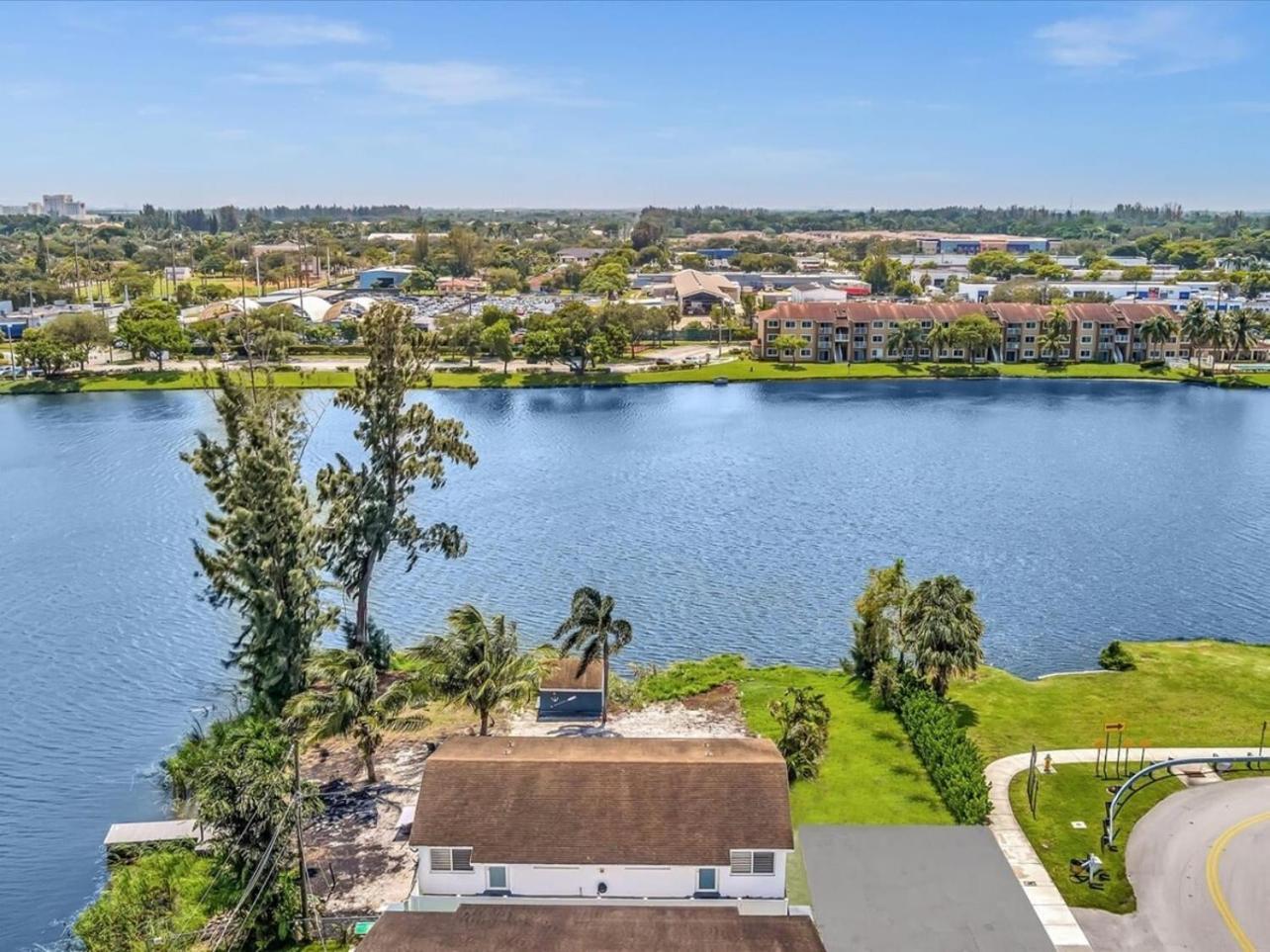 Holiday home Charming 2br Lakefront In Near Davie